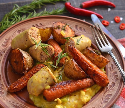 Гуляш из курицы с запечёнными овощами и колбаской