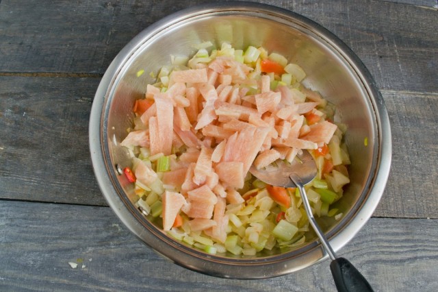 Куриное филе обжариваем с овощами