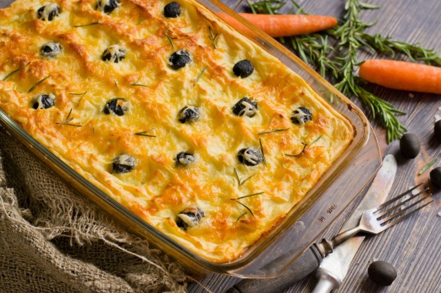 Картофельная запеканка с курицей, сыром и оливками