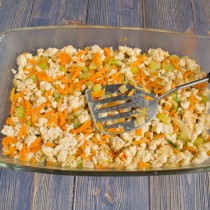 На дно формы выкладываем курицу с овощами