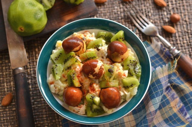 Куриный салат с киви и орехами Куриный салат с киви и орехами