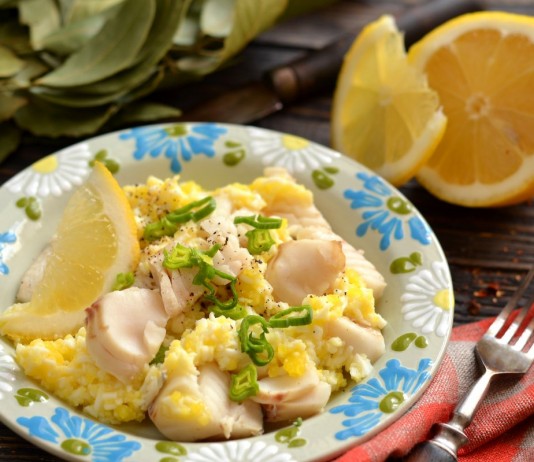 Минтай отварной с польским соусом