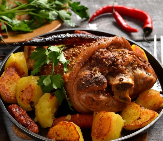 Рулька с картошкой — простой рецепт для праздничного стола - Основные блюда и гарниры Рулька с картошкой — простой рецепт для праздничного стола