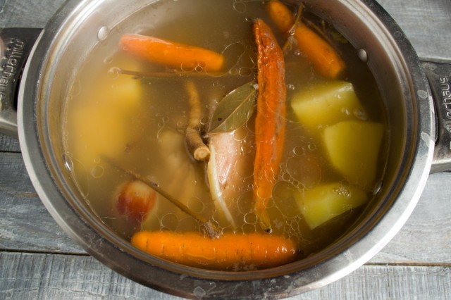 Добавляем к мясу овощи