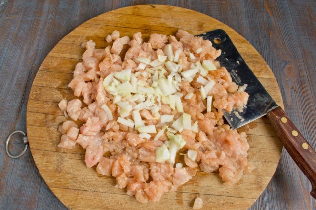 Добавляем к мясу лук