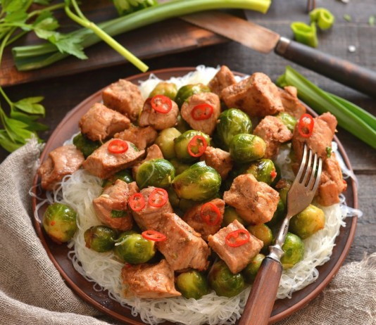 Свинина с брюссельской капустой по-китайски