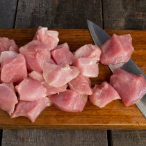 Нарезаем свинину кубиками