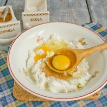 Добавляем сырые яйца