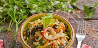 Крабовый салат с огурцом и грибами