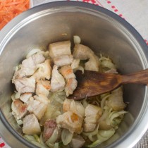 Обжариваем грудинку с луком и чесноком минут 6-7