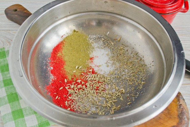 Делаем смесь из специй и соли для приправки мяса Делаем смесь из специй и соли для приправки мяса