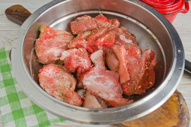 Натираем специями куски мяса Натираем специями куски мяса