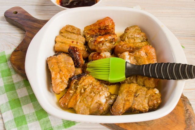 Запекаем мясо, смазывая соусом Запекаем мясо, смазывая соусом