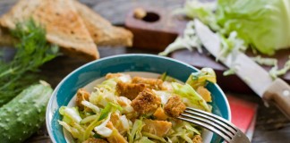 Салат из молодой капусты с ветчиной и сухариками