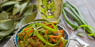 Салат с жареными грибами и курицей