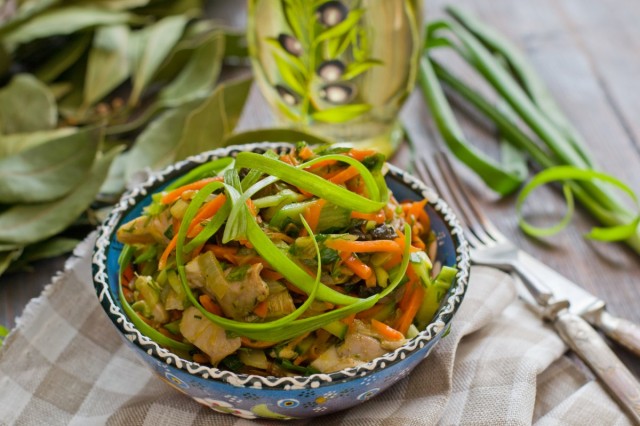Салат с жареными грибами и курицей Салат с жареными грибами и курицей