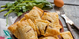 Слойки со шпинатом, яйцом и сыром