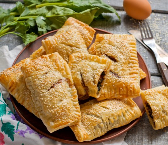 Слойки со шпинатом, яйцом и сыром