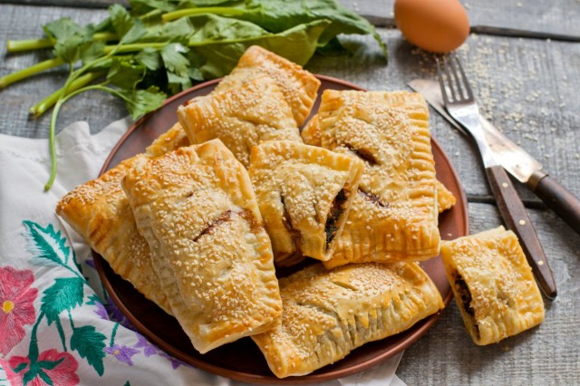 Слойки со шпинатом, яйцом и сыром