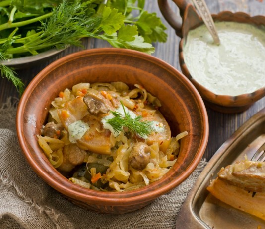 Свиная грудинка с тушеной капустой и грибами