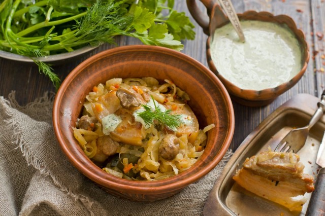 Свиная грудинка с тушеной капустой и грибами
