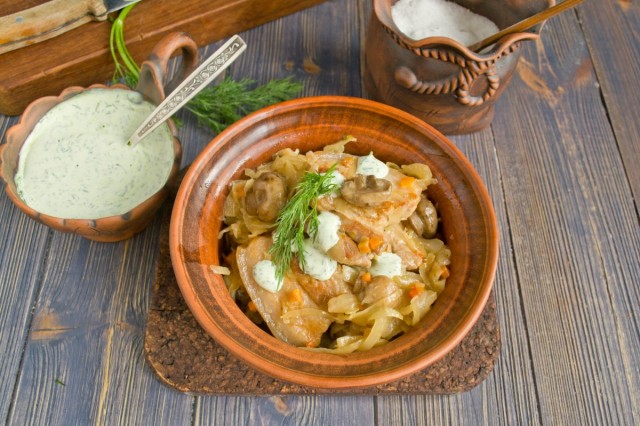 Подчеревок с тушеной капустой и грибами готов!