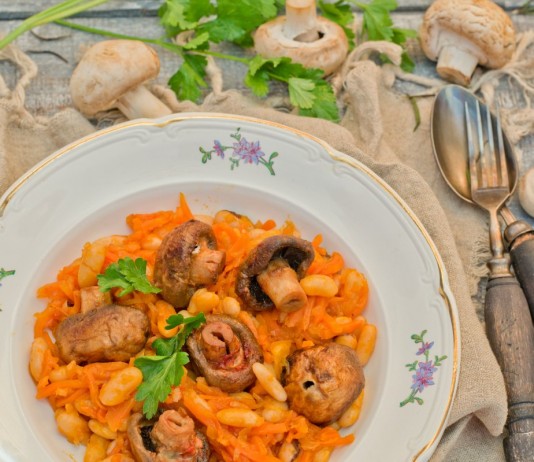 Тушеная фасоль с грибами