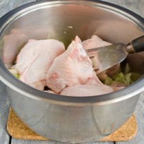 Кладем курицу на овощи в кастрюле Кладем курицу на овощи в кастрюле