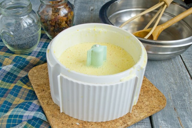 Добавляем кефир и куриные яйца, взбиваем