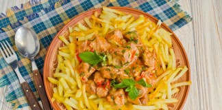 Азу по-татарски с солёными огурцами и картофелем
