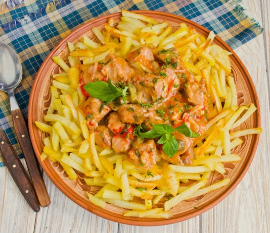 Азу по-татарски с солёными огурцами и картофелем - Основные блюда и гарниры Азу по-татарски с солёными огурцами и картофелем
