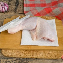 Обсушиваем куриное мясо салфеткой Обсушиваем куриное мясо салфеткой