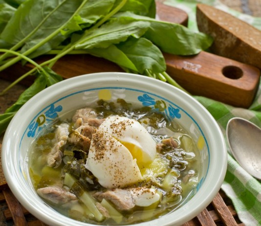Щавелевый суп с мясом и яйцом