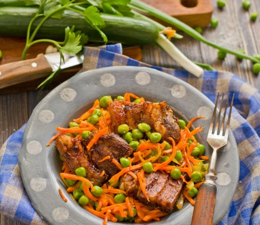 Свинина с овощами в духовке