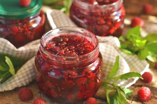 Густое малиновое варенье с целыми ягодами Густое малиновое варенье с целыми ягодами