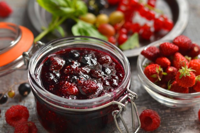 Густое ягодное варенье-ассорти — вкус летнего сада Густое ягодное варенье-ассорти — вкус летнего сада
