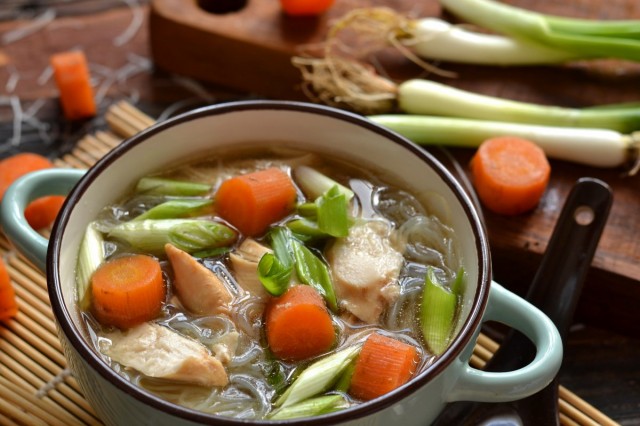 Куриный суп китайской кухни с фунчозой Куриный суп китайской кухни с фунчозой