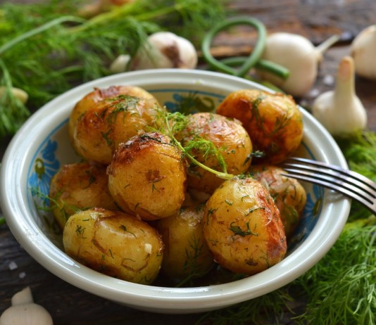 Молодой картофель, поджаренный на сковороде