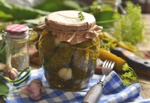 Огурцы маринованные с горчицей и чесноком