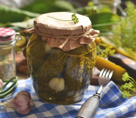 Огурцы маринованные с горчицей и чесноком