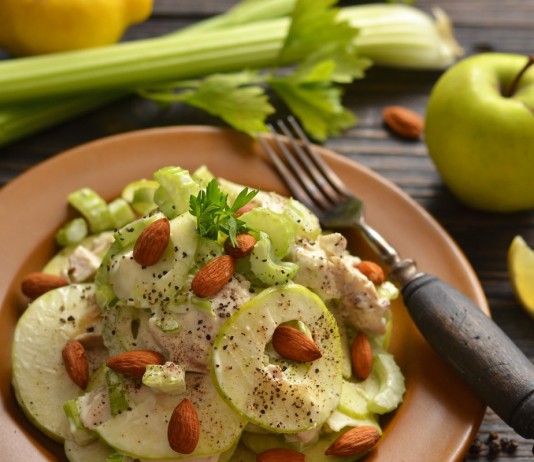 Салат с курицей и миндалём «Уолдорф» - Рецепты Салат с курицей и миндалём «Уолдорф»