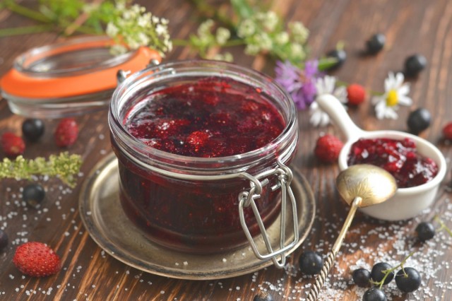 Варенье из чёрной смородины и земляники Варенье из чёрной смородины и земляники