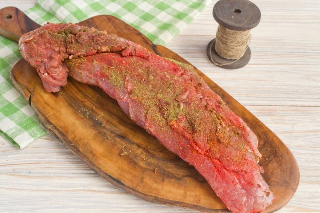 Натираем мясо специями