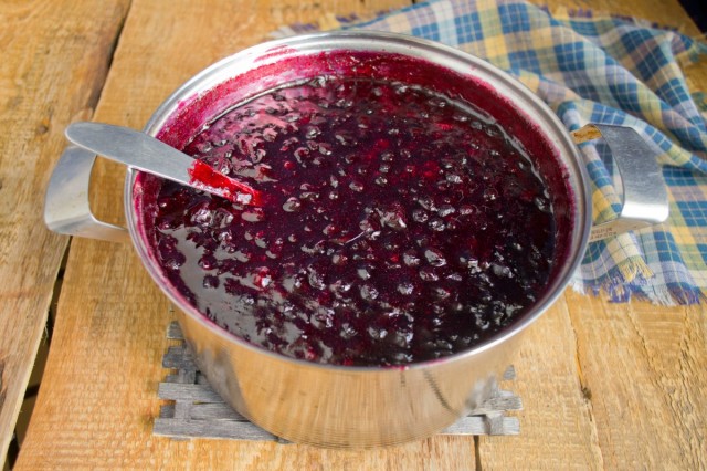 Варим джем, помешивая, полчаса
