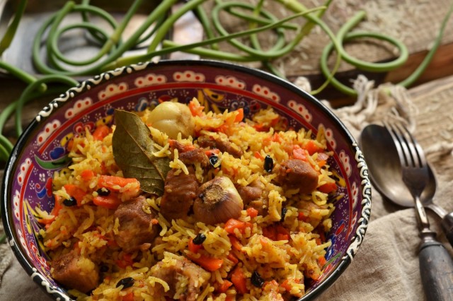 Вкусный плов со свининой в утятнице на плите Вкусный плов со свининой в утятнице на плите