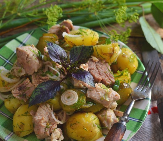 Салат деревенский с картошкой и мясом