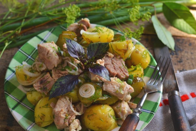 Салат деревенский с картошкой и мясом Салат деревенский с картошкой и мясом