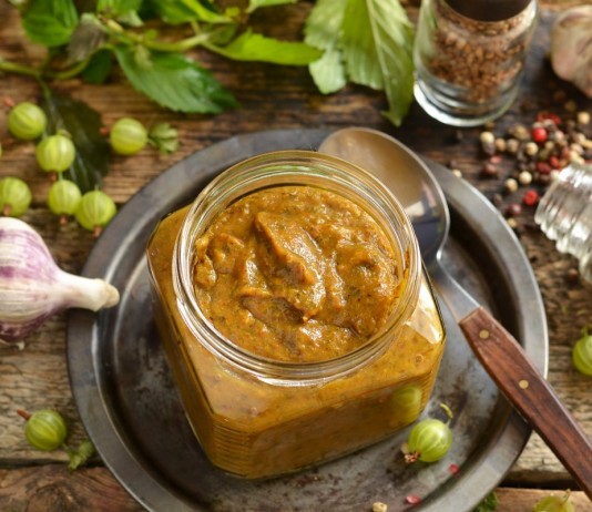 Соус ткемали из крыжовника