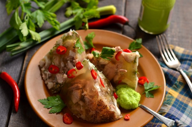 Вкусный свиной холодец с фенхелем и зеленью Вкусный свиной холодец с фенхелем и зеленью