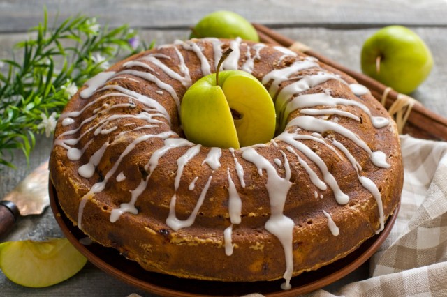 Яблочная шарлотка — пирог на все случаи жизни
